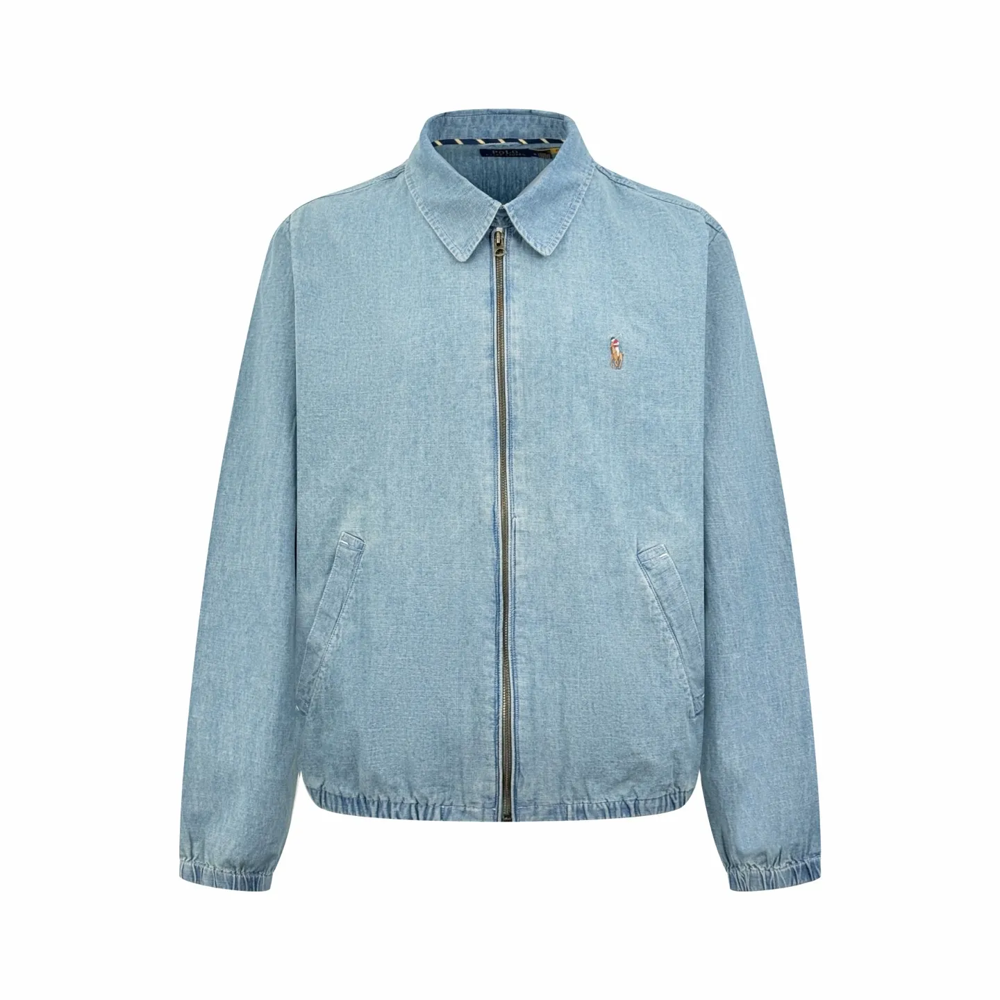 🅿️510 Ralph Lauren colorful pony embroidered denim jacket. Original purchase and development for 2,690. The fabric is made of custom-dyed cloud-like plain cotton denim. Soft and silky, comfortable and close to the skin. Mist-like indigo. A denim poem dyed with time. The exquisite colorful pony logo on the left chest jumps into indigo. It is highly recognizable. It has an atmosphere of freedom and vitality. Pure and smart color symphony. The neckline is neatly folded. The details that are lost at a glance are critical. Reconstruct the classics with neat styles. Even walk with a designed sense of calmness, using imported machine embroidery technology. Use advanced computer control systems and precision mechanical components to realize colorful pony embroidery operations. High precision. Smooth and delicate lines: template machine opens the bag. The preset template guides the position, shape and size of the bag opening. The accuracy ensures the quality of the bag opening effect. The hem is made in one go using a three-needle waist stretching machine. The machine's special needle position and feeding mechanism are used. The elastic band and the fabric are sewn together in the same process. The three-needle design is stronger and can evenly distribute pressure. Ensure that the elastic band is closely attached to the fabric and use a washing and frying process. The special desizing agent is preferred. Then the fabric is soaked in it and evenly sized. After desizing, it is finally rinsed. The workmanship is extremely complicated and the loss is high. Size:S-M-L-XL
